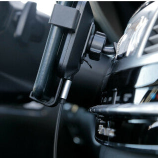 Car phone holder attachable to the ventilation grille with wireless charging