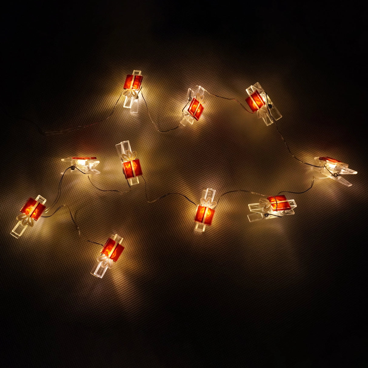 Karácsonyi fényfüzér 10 LED-es 120 cm piros ajándékcsomag világít