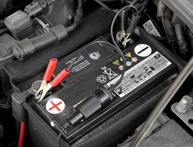 Szivargyújtó aljzat standard, akkucsipesszel