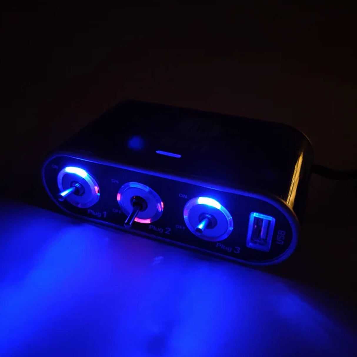 3-as szivargyújtó elosztó kapcsolóval és USB kimenettel kék világítással
