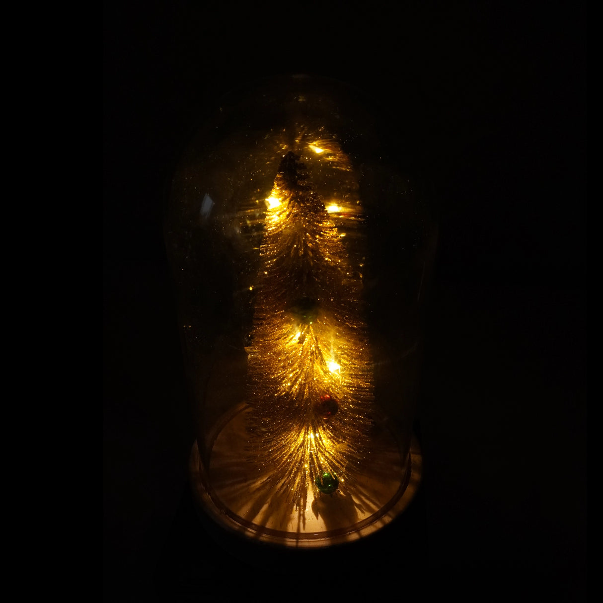 Világító LED karácsonyfa kupola alatt arany fények