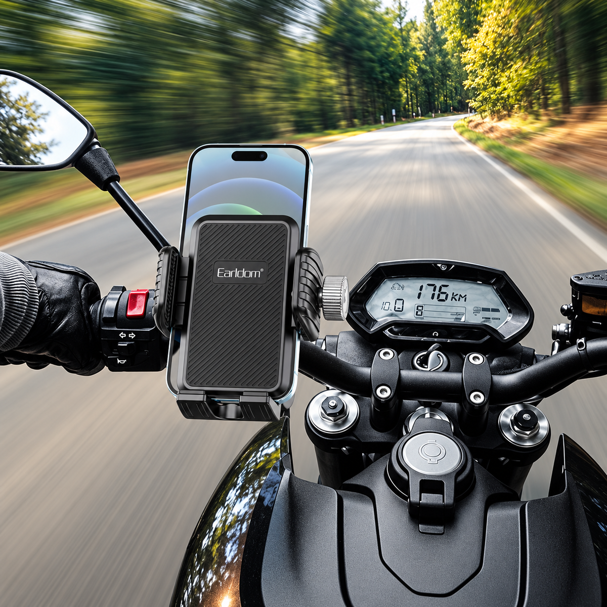 Motoros telefontartó: a navigáció a motor kormányán, menet közben
