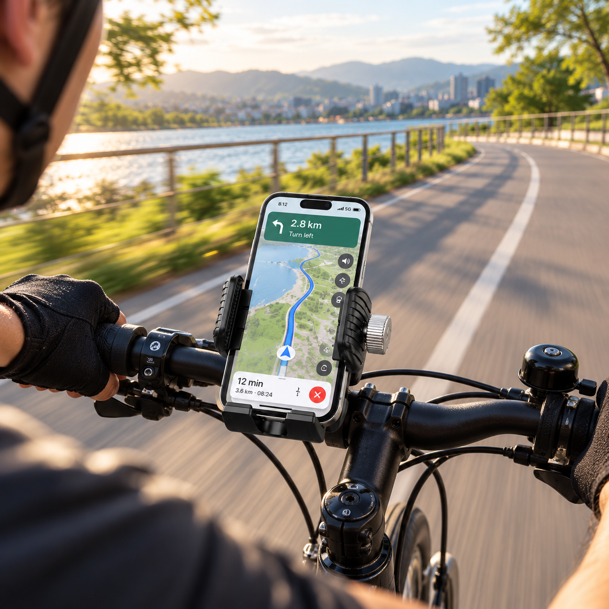 Motoros telefontartó biciklin is: a kerékpáros a tóparti úton követi a navigációt