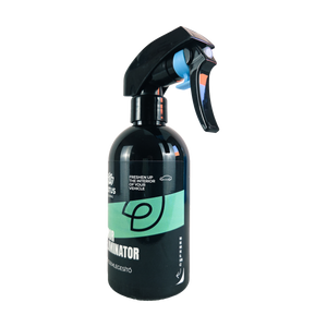 Szagsemlegesítő spray jobb oldalról, a flakon és a szórófej